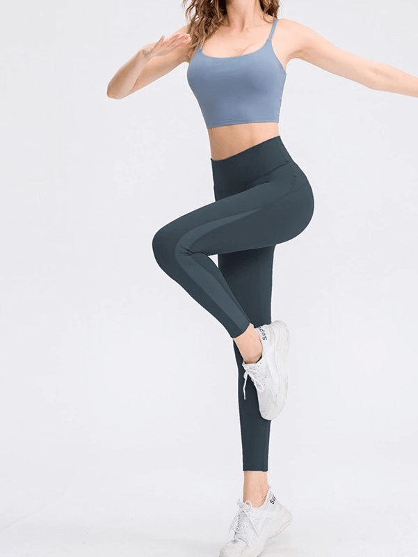 Sporty seamless high-waist leggings for women, perfect for yoga, offering flexibility and comfort. Model in motion wearing leggings.